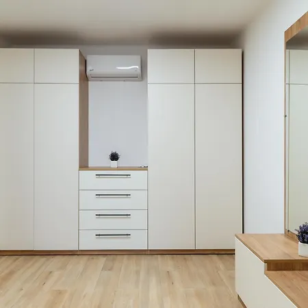 Luxury Apartment *