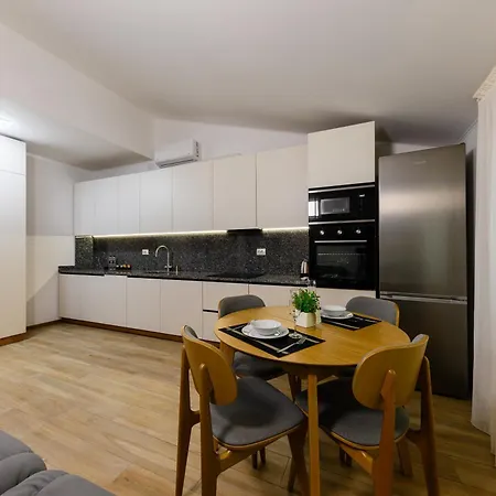 Luxury Apartment *